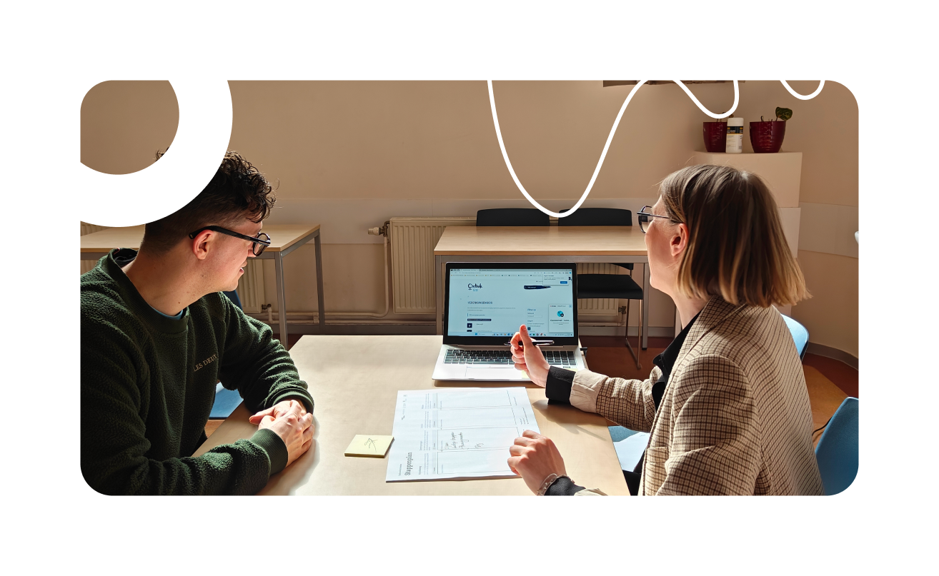 Een vrouw stelt een nieuwe website voor aan een gebruiker