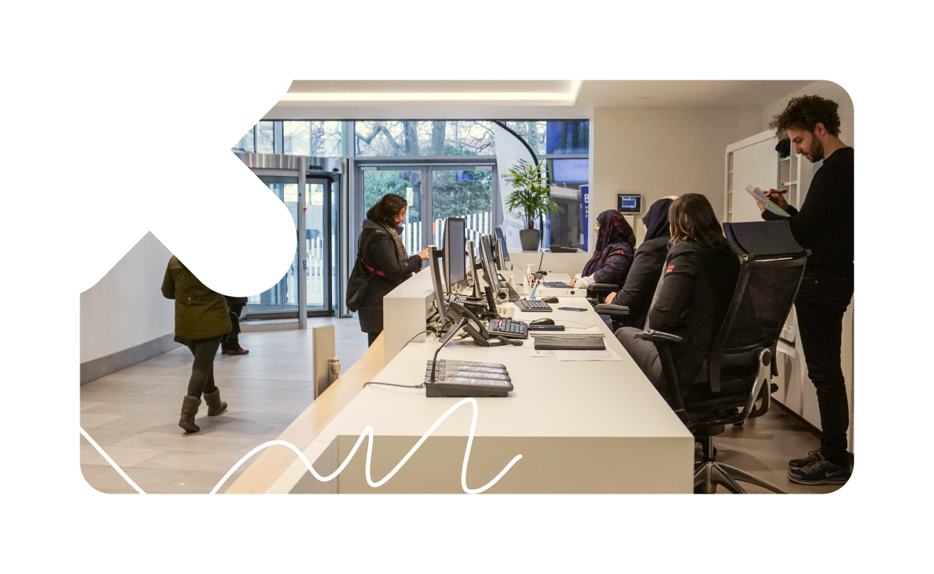 Persoon observeert aan onthaal