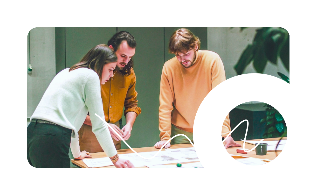 Foto van 3 mensen in een focusgroep