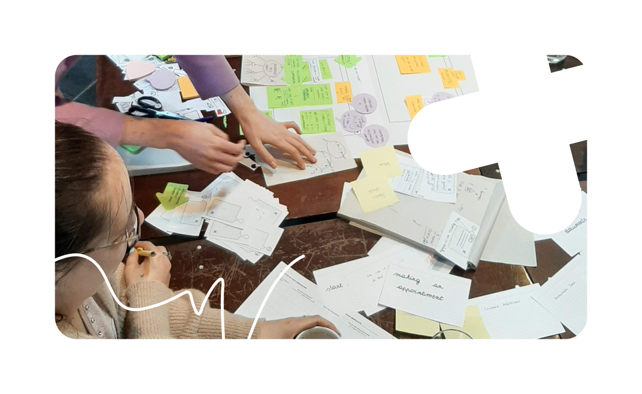 Handen bij papieren tijden een workshop