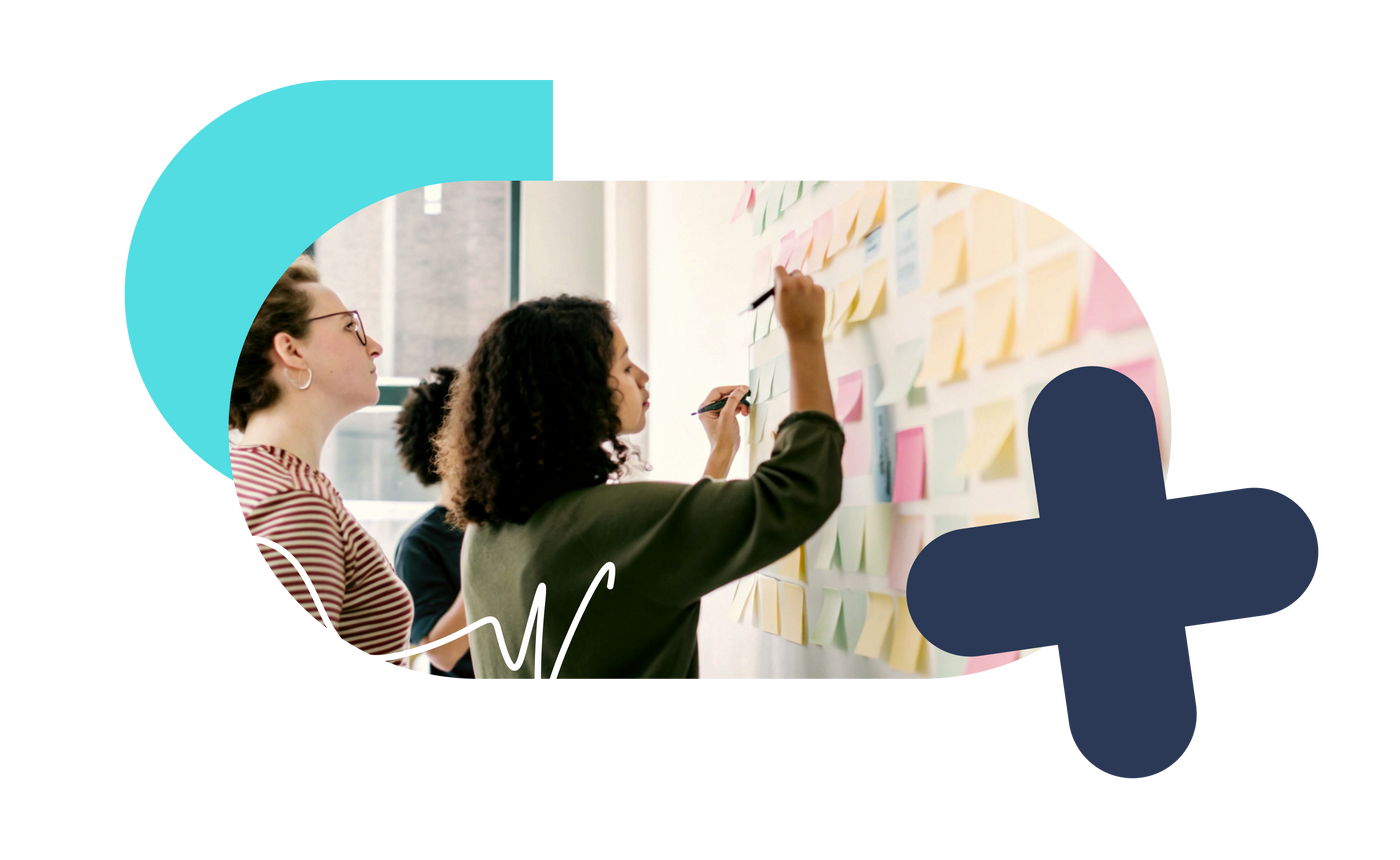 Verschillende mensen sorteren samen post-its