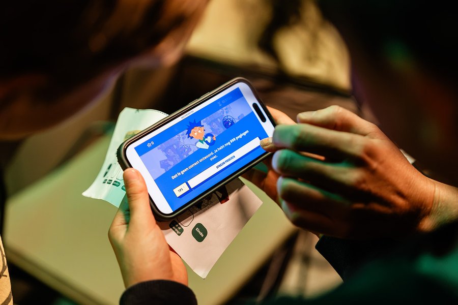 Kind doet de digitale zoektocht