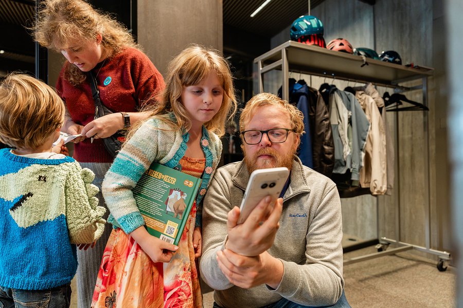 Kind en ouder doen de digitale zoektocht