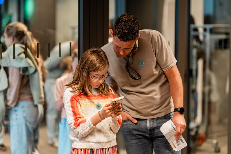 Kind en ouder doen de digitale zoektocht