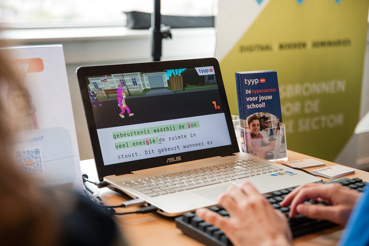 Foto van iemand die een laptop gebruikt