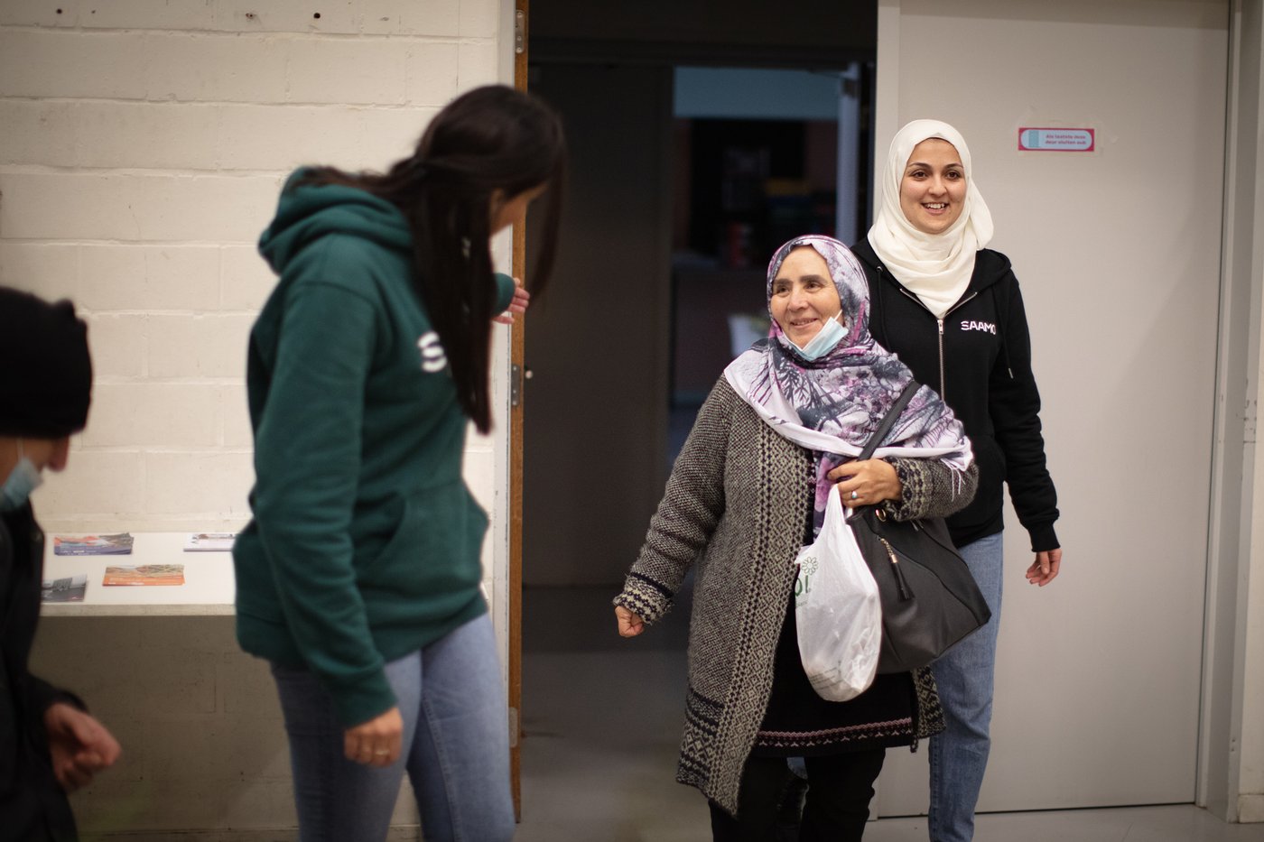 vrouwen wandelen binnen in digipunt