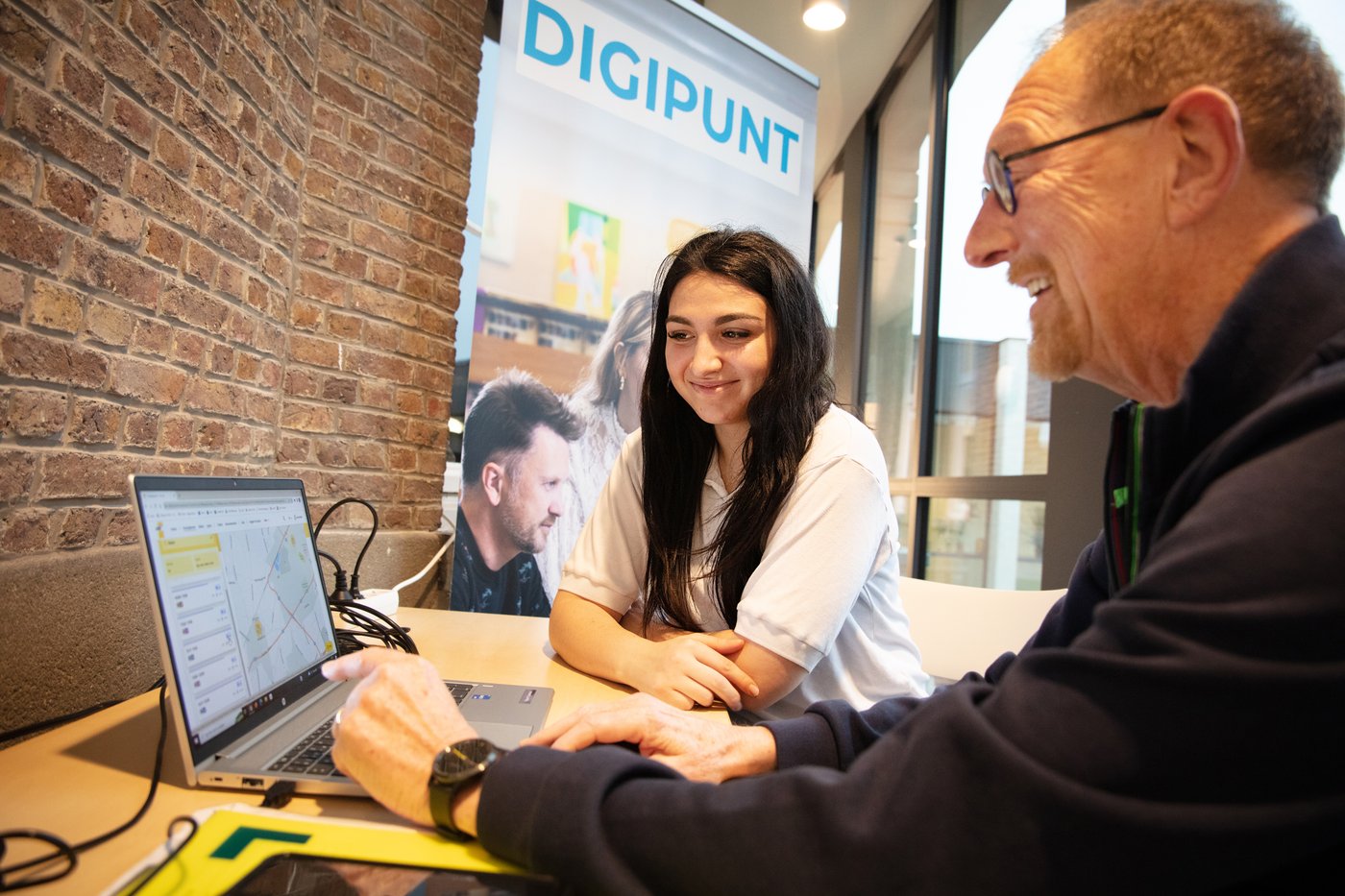 vrouw helpt man in digipunt