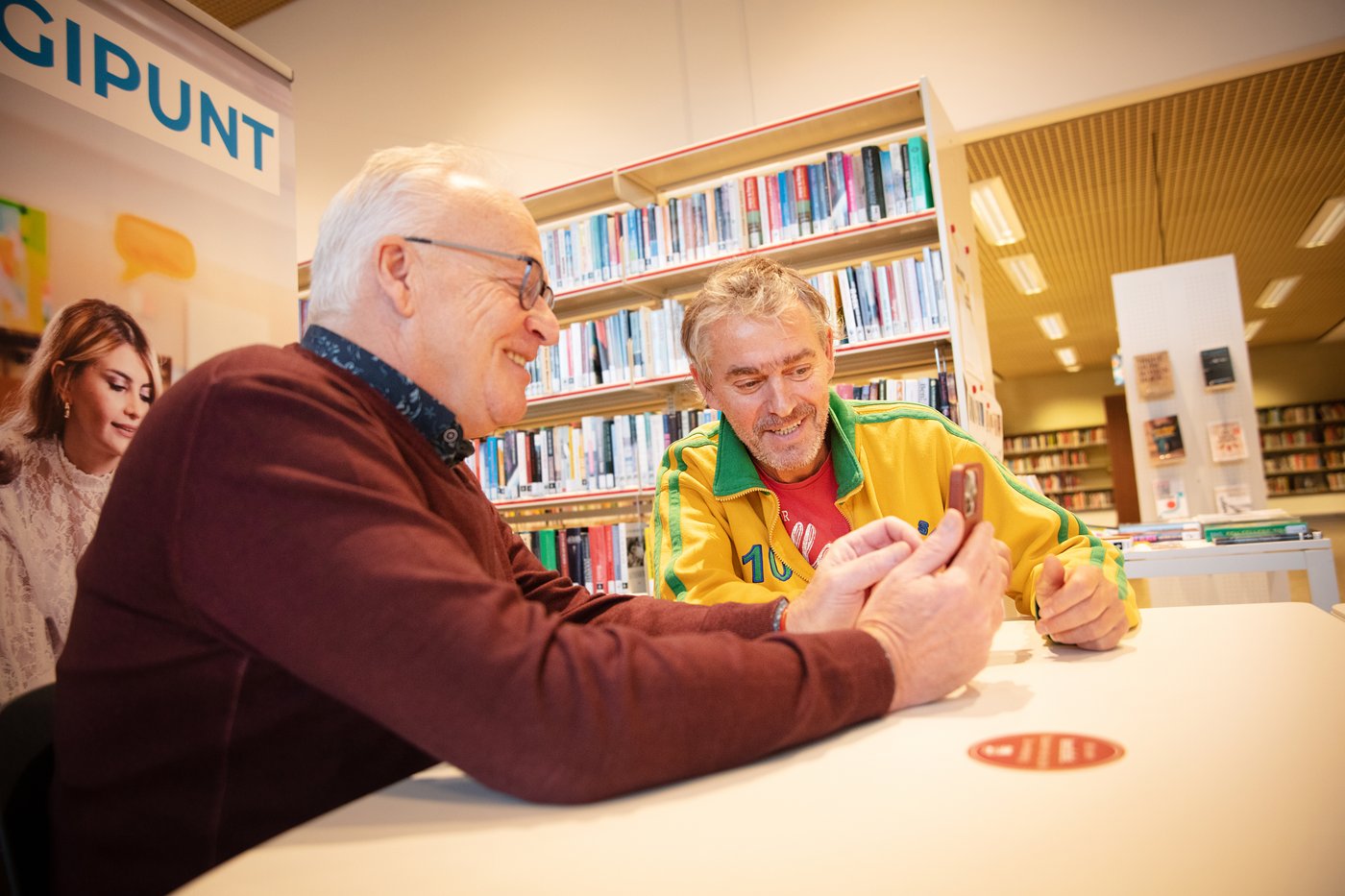 mensen helpen elkaar in het digipunt