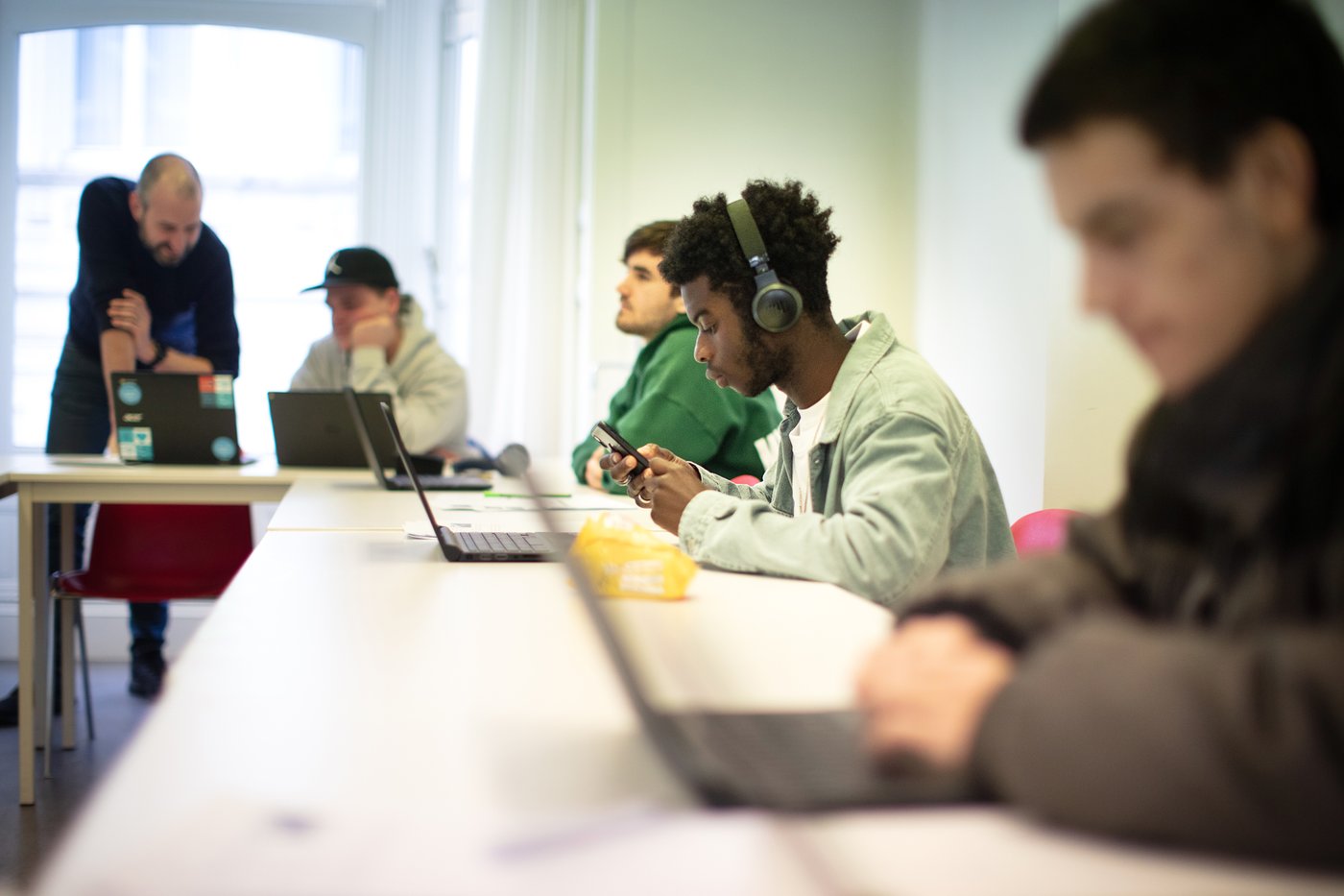 mensen achter laptop