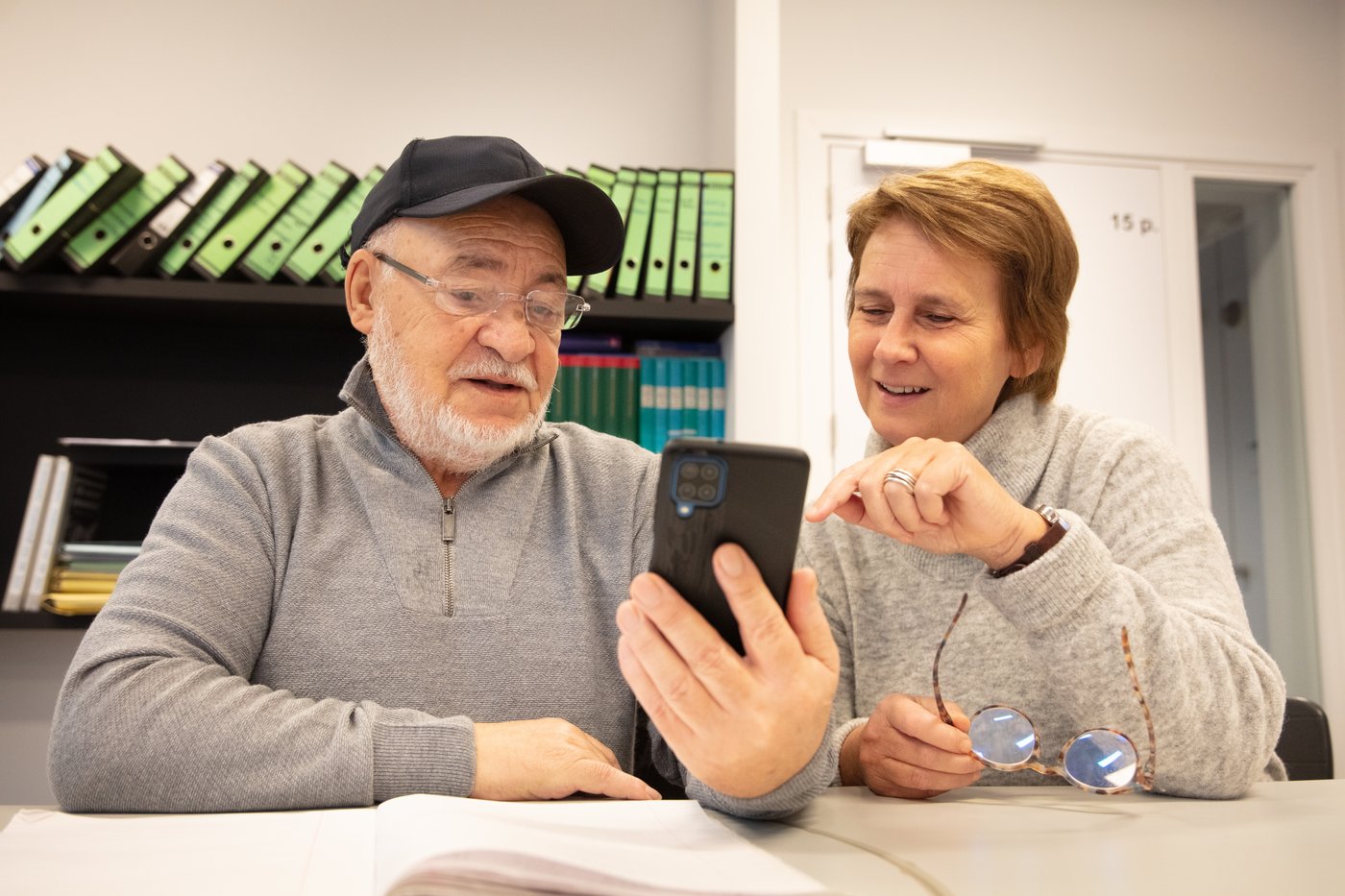 twee mensen op de smartphone