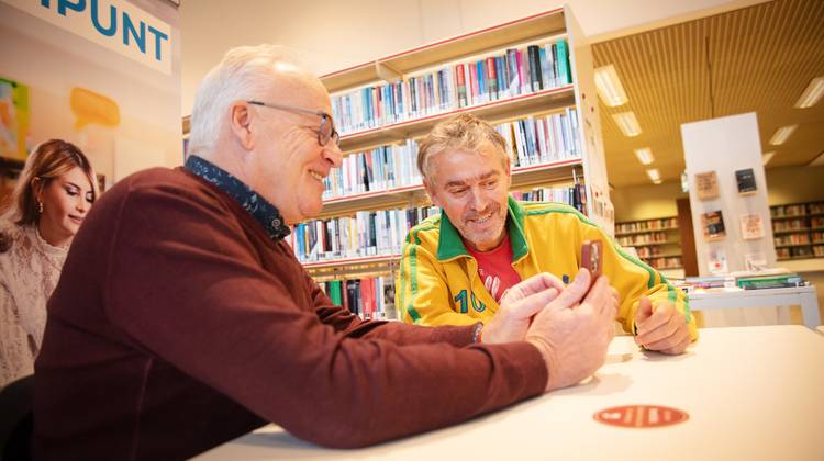 Wie helpt mensen verder in het digipunt?