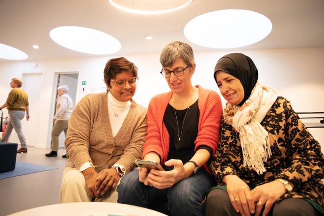 Drie vrouwen op smartphone